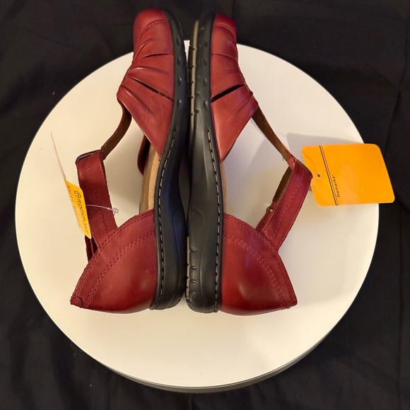 Rockport Women's Red Leather T-Strap Shoes - Picture 5 of 6